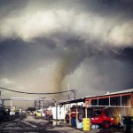 epa04679159 A handout picture released with permission via an Instagram user shows the funnel cloud of a tornado reaching down to the ground as a storm approaches Sand Springs, Oklahoma, USA, 25 March 2015. According to reports and law enforcement one person was killed in a nearby mobile home park that was nearly destroyed. Much of Oklahoma into Arkansas remains under severe weather warnings.  EPA/ALIX CHIN BEST QUALITY AVAILABLE HANDOUT EDITORIAL USE ONLY/NO SALES